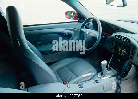 Porsche 911 Carrera 4S - Modèle 996 - 2001 - rouge en vue de l'intérieur DG Banque D'Images