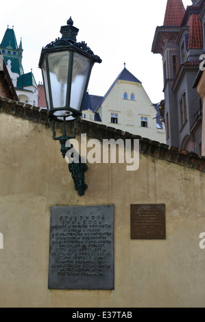 Une vieille lampe et la plaque commémorative sur le mur extérieur de l'ancienne - Nouvelle Synagogue, Prague, République tchèque. Banque D'Images