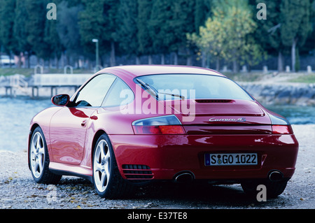 Porsche 911 Carrera 4S - Modèle 996 - 2001 en rouge - trois quart arrière view Banque D'Images