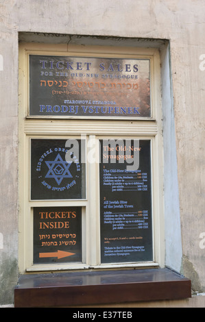 La billetterie de la fenêtre de la Synagogue Vieille-Nouvelle à Prague, République tchèque. Banque D'Images