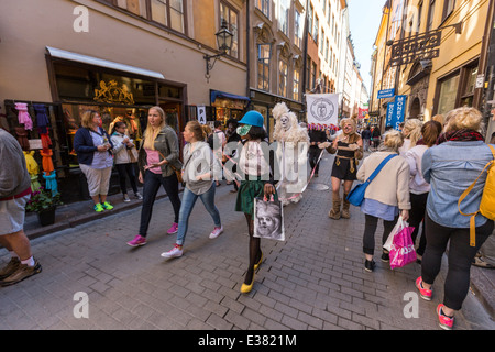 Les femmes, mauvais coeur, kjartanistan art craintes custome de chiens et chats dans une rue de Gamla Stan, la vieille ville historique de Stockholm Banque D'Images