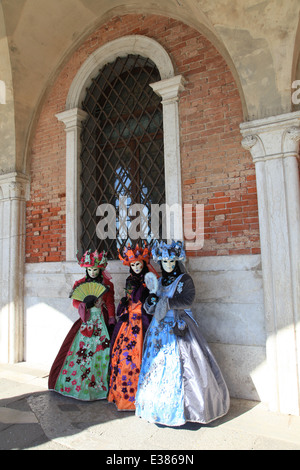 Des femmes habillées en costume du 17ème siècle à Venise Banque D'Images