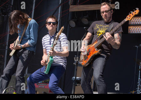 Dover, Delaware, USA. 22 Juin, 2014. BRIAN BELL (L), les RIVIÈRES CUOMO ET SCOTT SHRINER (R) du groupe Weezer en concert à la luciole 2014 Music Festival à Dover, Delaware Crédit : Daniel DeSlover/ZUMAPRESS.com/Alamy Live News Banque D'Images