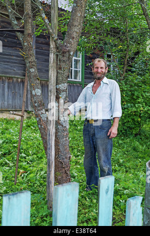 La fenaison classique dans le village de Biélorussie. Banque D'Images