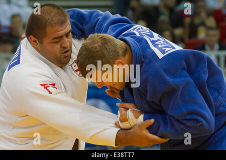 Budapest, Hongrie. 22 Juin, 2014. Adam Okrouachvili (L) de la Géorgie se bat contre Marius Paskevicius de Lituanie au cours de la finale du 100 kg de l'IJF Grand Prix de Judo de Budapest à Budapest, Hongrie, le 22 juin 2014. Adam d'or en battant l'Okruashviliwon Marius Paskevicius. Credit : Attila Volgyi/Xinhua/Alamy Live News Banque D'Images