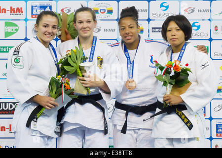 Budapest, Hongrie. 22 Juin, 2014. Médaillé d'or Iljana Marzok (2L) de l'Allemagne, de l'argent olympique Barbara Matic (L) de la Croatie les médaillés de bronze, Fanny Estelle Posvite (2e R) de la France et Karen Nun Ira (R) du Japon assister à la cérémonie de remise des prix pour les -70 kg à l'IJF Grand Prix de Judo de Budapest à Budapest, Hongrie, le 22 juin 2014. Credit : Attila Volgyi/Xinhua/Alamy Live News Banque D'Images