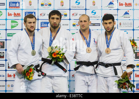 Budapest, Hongrie. 22 Juin, 2014. Médaillé d'or Khasan Khalmurzaev (2L) de la Russie, de l'argent olympique Sirazhudin Magomedov (L) de la Russie les médaillés de bronze, Alain Schmitt (2e R) de la France et de l'Moustopoulos romain (R) de la Grèce pour assister à la cérémonie de remise des prix men's -81 kg à l'IJF Grand Prix de Judo de Budapest à Budapest, Hongrie, le 22 juin 2014. Credit : Attila Volgyi/Xinhua/Alamy Live News Banque D'Images