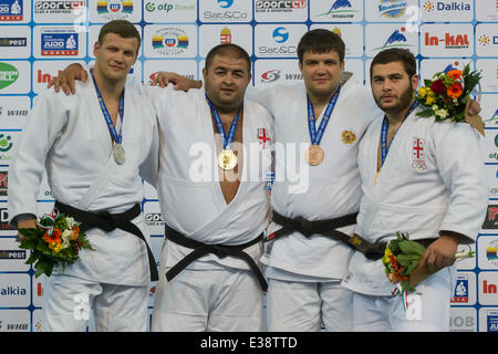 Budapest, Hongrie. 22 Juin, 2014. Médaillé d'or Adam Okrouachvili (2L) de la Géorgie, de l'argent olympique Marius Paskevicius (L) de la Lituanie les médaillés de bronze, Andrey Volkov (2e R) de la Russie et de l'annone Matiashvili (R) de la Géorgie pour assister à la cérémonie de remise des prix hommes 100 kg à l'IJF Grand Prix de Judo de Budapest à Budapest, Hongrie, le 22 juin 2014. Credit : Attila Volgyi/Xinhua/Alamy Live News Banque D'Images