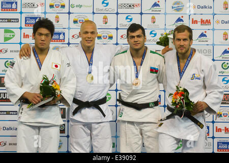 Budapest, Hongrie. 22 Juin, 2014. Médaillé d'or Henk Grol (2L) des Pays-Bas, de l'argent olympique Ryunosuke Haga (L) du Japon, Kheira Alibab Elmar médaillés de bronze (2e R) de l'Azerbaïdjan et Martin Pacek (R) de la Suède pour assister à la cérémonie de remise des prix men's -100 kg événement à l'IJF Grand Prix de Judo de Budapest à Budapest, Hongrie, le 22 juin 2014. Credit : Attila Volgyi/Xinhua/Alamy Live News Banque D'Images