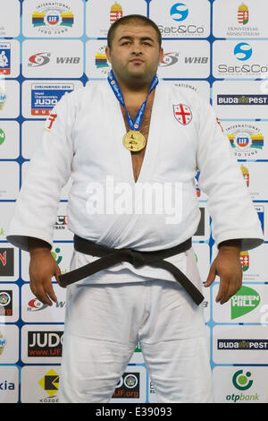 Budapest, Hongrie. 22 Juin, 2014. Médaille d'Adam Okrouachvili de Géorgie assiste à la cérémonie de remise des prix pour hommes 100 kg à l'IJF Grand Prix de Judo de Budapest à Budapest, Hongrie, le 22 juin 2014. Credit : Attila Volgyi/Xinhua/Alamy Live News Banque D'Images