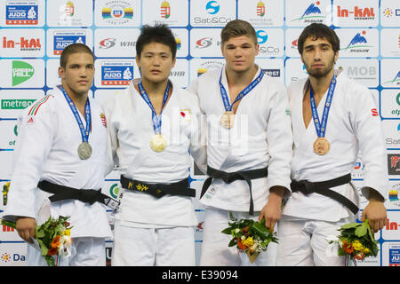 Budapest, Hongrie. 22 Juin, 2014. Médaillé d'or Daiki Nishiyama (2L) du Japon, de l'argent olympique Krisztian TOTH (L) de la Hongrie les médaillés de bronze, Khalmurzaev Khusen(R) de la Russie et Noel Van T Fin de Pays-bas assister à la cérémonie de remise des prix pour les hommes et 90 kg à l'IJF Grand Prix de Judo de Budapest à Budapest, Hongrie, le 22 juin 2014. Credit : Attila Volgyi/Xinhua/Alamy Live News Banque D'Images