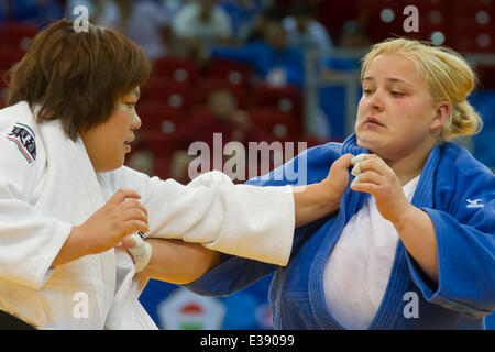 Budapest, Hongrie. 22 Juin, 2014. Megumi Tachimoto (L) du Japon se bat contre Svitlana Iaromka d'Ukraine au cours de la féministe 78 kg finale de l'IJF Grand Prix de Judo de Budapest à Budapest, Hongrie, le 22 juin 2014. Megumi Tachimoto a remporté l'or en battant Svitlana Iaromka. Credit : Attila Volgyi/Xinhua/Alamy Live News Banque D'Images