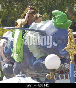 David et Victoria Beckham passer du temps de qualité avec leurs enfants à Disneyland. La célèbre famille a passé beaucoup de temps dans la circonscription, Fantasyland Dumbo ride, un carrousel et une aire de train. Peu de Harper a été repéré bénéficiant d'un carousel ride avec son frère Banque D'Images