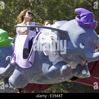 Jennifer Lopez passe du temps de qualité avec son fils et sa fille à Disneyland. Le groupe, rejoint par d'autres membres de la famille, jouissent de leur temps dans le parc à thème, et ont été repérés sur les différents manèges y compris le dumbo ride, le train de l'enfant et du gadget rendez-c Banque D'Images