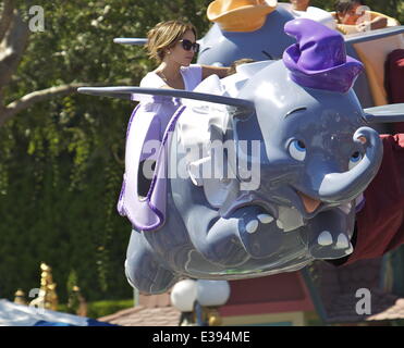 Jennifer Lopez passe du temps de qualité avec son fils et sa fille à Disneyland. Le groupe, rejoint par d'autres membres de la famille, jouissent de leur temps dans le parc à thème, et ont été repérés sur les différents manèges y compris le dumbo ride, le train de l'enfant et du gadget rendez-c Banque D'Images