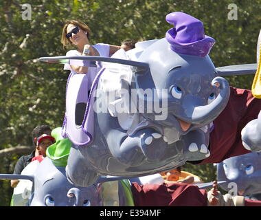 Jennifer Lopez passe du temps de qualité avec son fils et sa fille à Disneyland. Le groupe, rejoint par d'autres membres de la famille, jouissent de leur temps dans le parc à thème, et ont été repérés sur les différents manèges y compris le dumbo ride, le train de l'enfant et du gadget rendez-c Banque D'Images