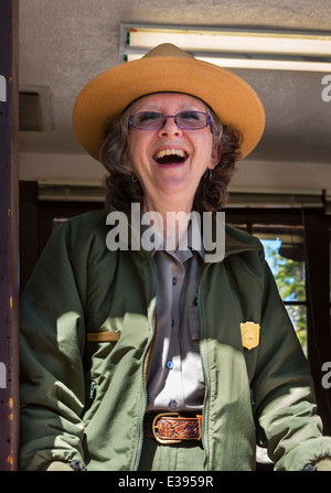 National Park Ranger dans une cabine à l'entrée de Lassen Volcanic National Park, Californie du Nord, USA Banque D'Images