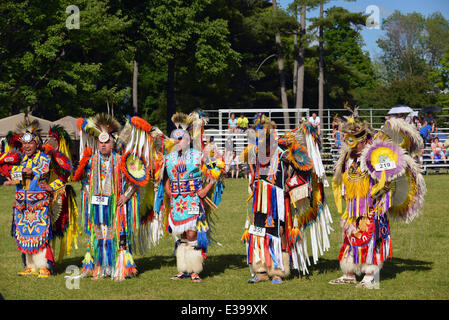 Ottawa, Canada. Juin 22st, 2014. Les hommes autochtones se tenir devant les juges après l'exécution de la danse traditionnelle dans Summer Solstice Aboriginal Arts Festival pour la Journée nationale des Autochtones à Massey Park 22 juin 2014 à Ottawa, Canada Crédit : Paul McKinnon/Alamy Live News Banque D'Images