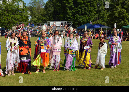 Ottawa, Canada. Juin 22st, 2014. Les femmes autochtones se tenir devant les juges après l'exécution de la danse traditionnelle à Summer Solstice Aboriginal Arts Festival pour la Journée nationale des Autochtones à Massey Park 22 juin 2014 à Ottawa, Canada Crédit : Paul McKinnon/Alamy Live News Banque D'Images