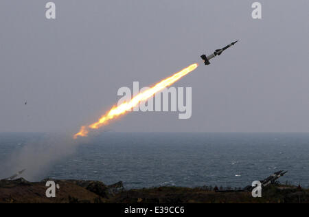 Un SA-6-missiles antiaériens survole le ciel pendant un Bulgare serbe/Exercice de défense aérienne commune près de la ville de la mer Noire, à l'Est de l'Shabla capitale bulgare Sofia. La Bulgarie qui ont adhéré à l'OTAN (02AVR04) a organisé des exercices militaires dans le c'est ter Banque D'Images