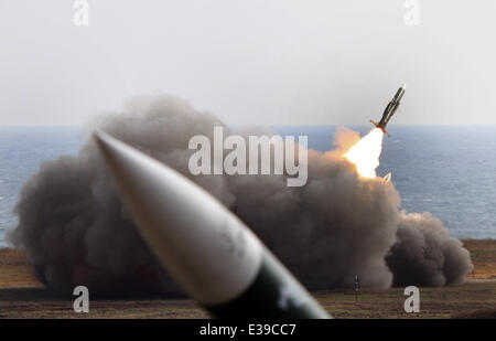 Un SA-6-missiles antiaériens survole le ciel pendant un Bulgare serbe/Exercice de défense aérienne commune près de la ville de la mer Noire, à l'Est de l'Shabla capitale bulgare Sofia. La Bulgarie qui ont adhéré à l'OTAN (02AVR04) a organisé des exercices militaires dans le c'est ter Banque D'Images