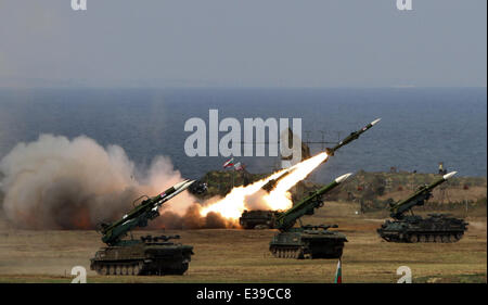 Un SA-6-missiles antiaériens survole le ciel pendant un Bulgare serbe/Exercice de défense aérienne commune près de la ville de la mer Noire, à l'Est de l'Shabla capitale bulgare Sofia. La Bulgarie qui ont adhéré à l'OTAN (02AVR04) a organisé des exercices militaires dans le c'est ter Banque D'Images