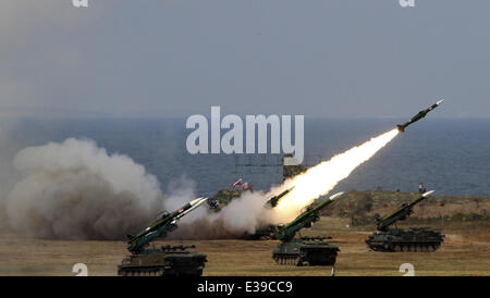 Un SA-6-missiles antiaériens survole le ciel pendant un Bulgare serbe/Exercice de défense aérienne commune près de la ville de la mer Noire, à l'Est de l'Shabla capitale bulgare Sofia. La Bulgarie qui ont adhéré à l'OTAN (02AVR04) a organisé des exercices militaires dans le c'est ter Banque D'Images