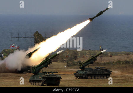 Un SA-6-missiles antiaériens survole le ciel pendant un Bulgare serbe/Exercice de défense aérienne commune près de la ville de la mer Noire, à l'Est de l'Shabla capitale bulgare Sofia. La Bulgarie qui ont adhéré à l'OTAN (02AVR04) a organisé des exercices militaires dans le c'est ter Banque D'Images