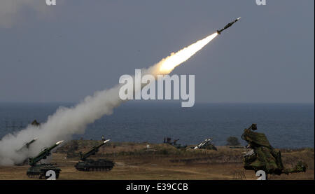 Un SA-6-missiles antiaériens survole le ciel pendant un Bulgare serbe/Exercice de défense aérienne commune près de la ville de la mer Noire, à l'Est de l'Shabla capitale bulgare Sofia. La Bulgarie qui ont adhéré à l'OTAN (02AVR04) a organisé les exercices militaires dans son territoire conformément aux normes militaires de l'OTAN. Avec : Anti aériens où : Shabla, Bulgarie Quand : 28 août 2013 Banque D'Images