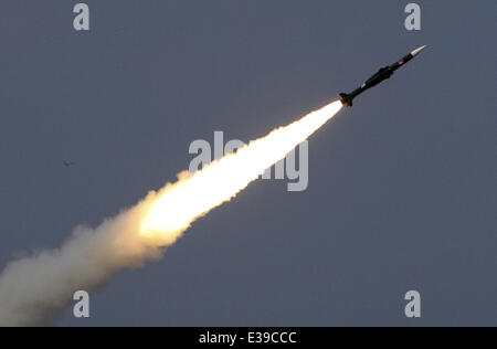 Un SA-6-missiles antiaériens survole le ciel pendant un Bulgare serbe/Exercice de défense aérienne commune près de la ville de la mer Noire, à l'Est de l'Shabla capitale bulgare Sofia. La Bulgarie qui ont adhéré à l'OTAN (02AVR04) a organisé les exercices militaires dans son territoire conformément aux normes militaires de l'OTAN. Avec : Anti aériens où : Shabla, Bulgarie Quand : 28 août 2013 Banque D'Images