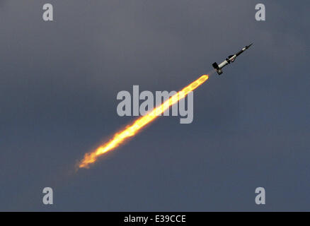 Un SA-6-missiles antiaériens survole le ciel pendant un Bulgare serbe/Exercice de défense aérienne commune près de la ville de la mer Noire, à l'Est de l'Shabla capitale bulgare Sofia. La Bulgarie qui ont adhéré à l'OTAN (02AVR04) a organisé des exercices militaires dans le c'est ter Banque D'Images