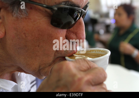 Café potable Cubano ou café cubain au Restaurant Versailles Banque D'Images