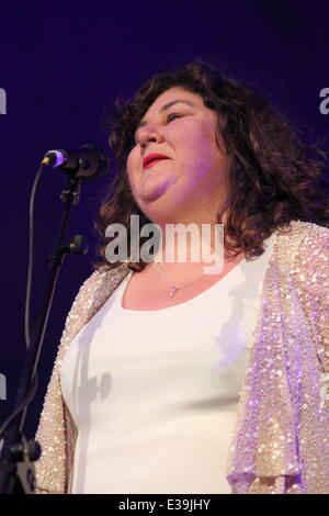 Cheryl Fergison et Marcus Collins effectuer avec l'Est du Midland à l'orchestre Sinfonia Viva Darley Park Concert, l'un des plus grands du Royaume-uni concerts classiques en plein air. Marcus Collins sera la vedette comme Jack et Cheryl Fergison sera la vedette comme Esprit des haricots à Derby vivre Noël 2013 la Pantomime, Jack et le haricot magique. Avec : Cheryl Fergison Où : Derby, Royaume-Uni Quand : 01 août 2013 Banque D'Images