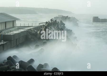 Longue exposition avec de l'eau brouillée seascape, Vizhinjam Harbour, Thiruvananthapuram Banque D'Images