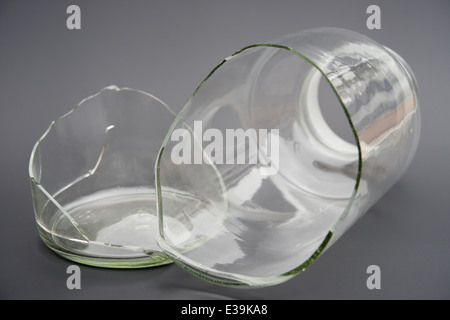 Récipient de verre cassée sur fond gris Banque D'Images