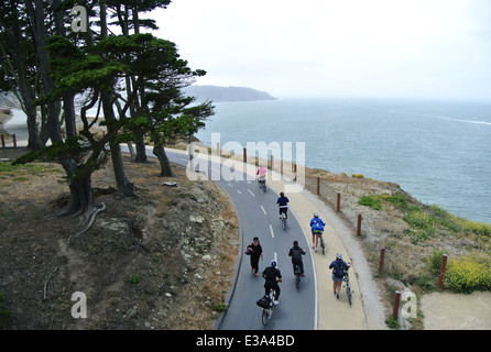 Les touristes, les cyclistes et les piétons utilisent le nouveau multi-usage chemin menant à la Golden Gate Bridge Banque D'Images