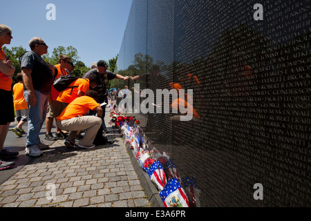 Les visiteurs du Vietnam Veterans Memorial- 2014 Week-end du Memorial, Washington, DC, USA Banque D'Images