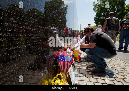 Les visiteurs du Vietnam Veterans Memorial- 2014 Week-end du Memorial, Washington, DC, USA Banque D'Images