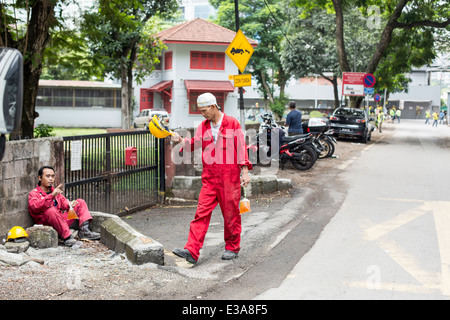 Les travailleurs migrants de prendre une pause de leur travail sur un chantier de construction dans le centre de Kuala Lumpur, Malaisie Banque D'Images