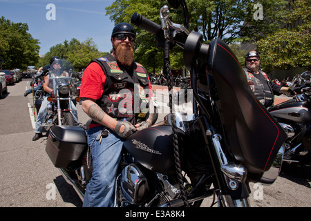 La préparation d'anciens combattants de rouler Harley Davidson motorcycles durant 2014 Rolling Thunder - Washington, DC USA Banque D'Images