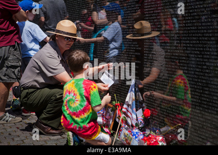 Les visiteurs du Vietnam Veterans Memorial- 2014 Week-end du Memorial, Washington, DC, USA Banque D'Images