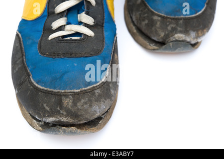 Close up paire de vieilles chaussures sur fond blanc Banque D'Images