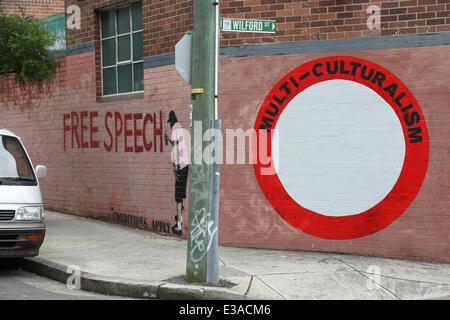 Station Street, Newtown, Sydney, NSW, Australie. 23 juin 2014. Une fresque sur le mur de verre dans Newtown australienne artiste Sergio Redegalli dit, 'Multi-culturalisme', le centre est actuellement vide en attente du prochain message à susciter le débat. Newtown verrier Sergio Redegalli a déjà peint plusieurs murales sur les murs de son studio dans la banlieue de Sydney, Bohème Newtown, y compris 'l'interdiction de la burqa" et "STOP. Le multiculturalisme est la boîte de pétri qui exploite l'Islam'. Crédit : Copyright 2014 Richard Milnes/Alamy Live News Banque D'Images