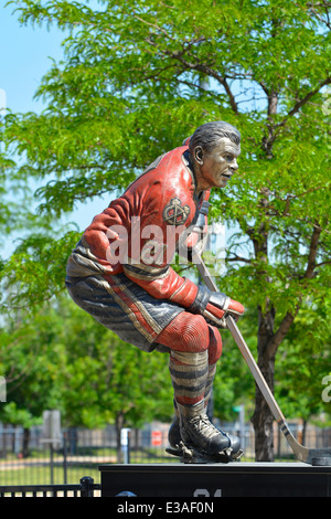 La légende du hockey, Stan Mikita (Stanislav) des Blackhawks de Chicago, à l'extérieur de la Statue United Center, Chicago, Illinois, États-Unis Banque D'Images