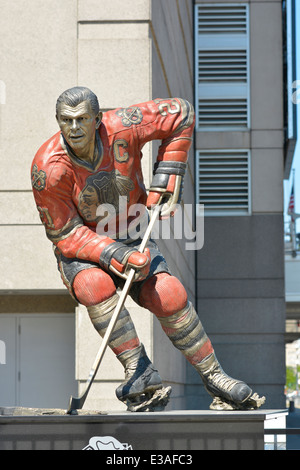 La légende du hockey, Stan Mikita (Stanislav) des Blackhawks de Chicago, à l'extérieur de la Statue United Center, Chicago, Illinois, États-Unis Banque D'Images