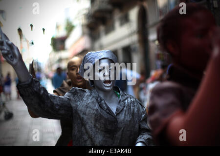 Santo Domingo, République dominicaine. 22 Juin, 2014. Les artistes interprètes ou exécutants la marche dans la zone coloniale de dramatiser le drame 'Je suis d'ici, je ne suis pas d'Haïti', à Santo Domingo, la République dominicaine, le 22 juin 2014. Le Plan national pour la régularisation des étrangers a commencé le 2 juin et devrait légaliser autour de 500 000 personnes d'au moins 60 nations, selon la presse locale. Credit : Roberto Guzman/Xinhua/Alamy Live News Banque D'Images