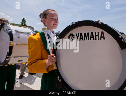 Bass femelle batteur dans high school marching band - USA Banque D'Images