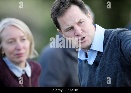 Nick Clegg, chef du parti de la Réserve naturelle du marais visites Cathkin près de Glasgow à annoncer des plans pour une redevance sur les sacs en plastique il est Banque D'Images