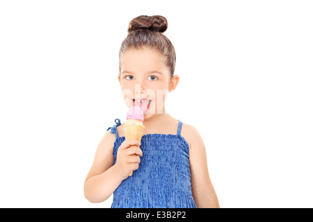 Cute little girl eating an ice cream Banque D'Images