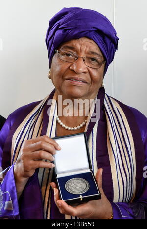 Kiel, Allemagne. 22 Juin, 2014. La présidente du Liberia et prix Nobel de la paix, Ellen Johnson Sirleaf détient sa médaille à Kiel, Allemagne, 22 juin 2014. Le prix est décerné chaque année dans le cadre de la Semaine de Kiel, de l'Institut pour l'économie mondiale, les économistes, les politiciens et les entrepreneurs. Photo : Carsten Rehder/dpa/Alamy Live News Banque D'Images